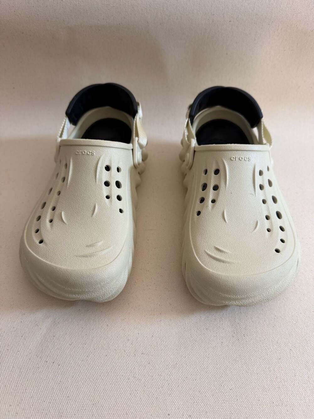 W 8 Crocs Unisex Echo Clogs in Bone / Black